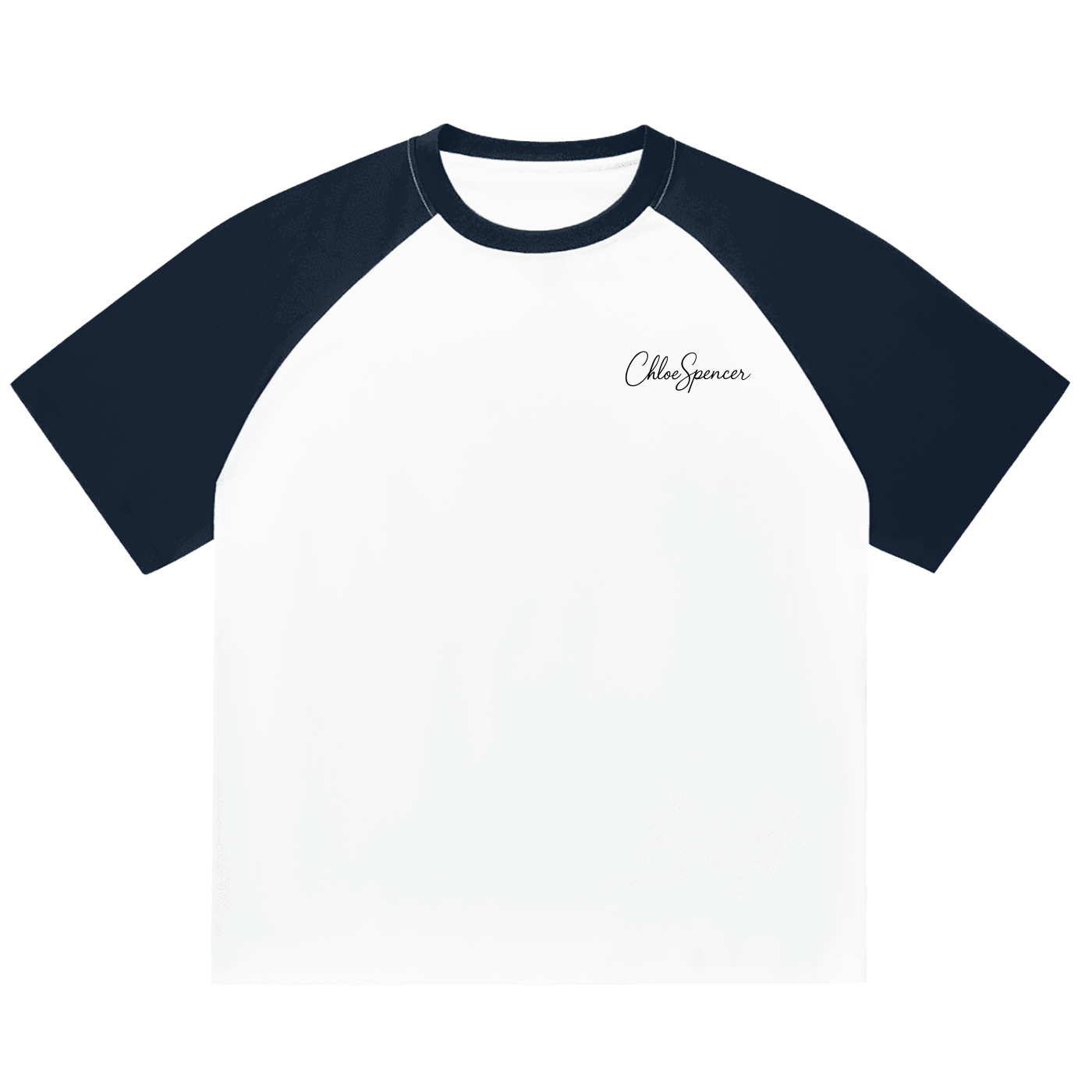 Raglan-T-Shirt mit navyblauen Ärmeln und der stilisierten Schrift "Chloe Spencer" auf der linken Brust. Ideal für einen modernen, sportlichen Look.
