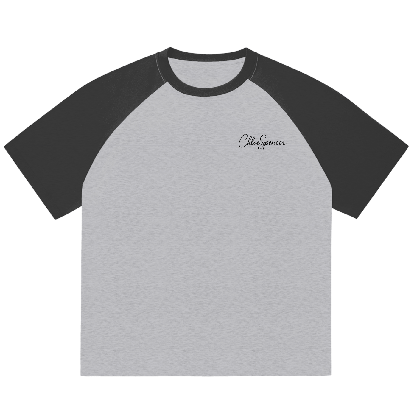 Raglan-T-Shirt mit Dunkelgrauen Ärmeln und der stilisierten Schrift "Chloe Spencer" auf der linken Brust. Ideal für einen modernen, sportlichen Look.