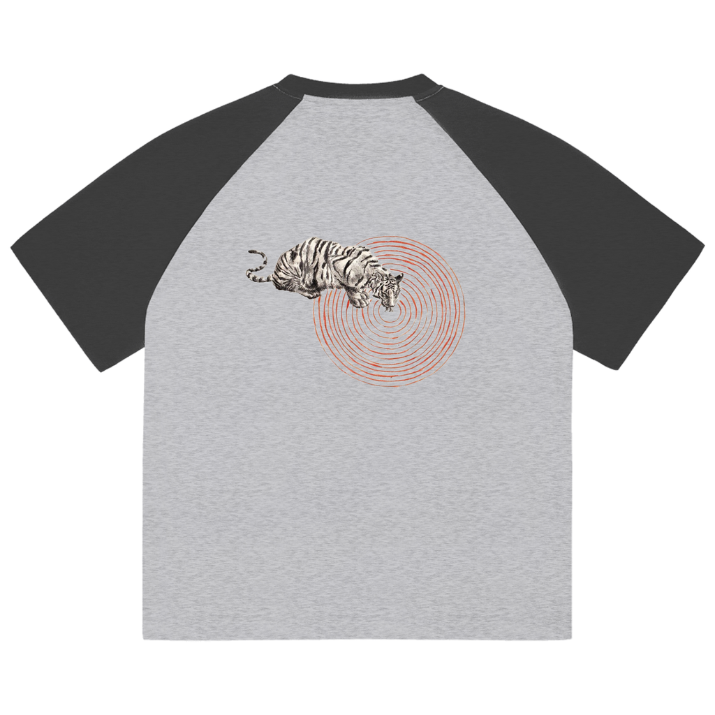 Raglan-T-Shirt mit Dunkelbraunen Ärmeln und der stilisierten Schrift "Chloe Spencer" auf der linken Brust. Ideal für einen modernen, sportlichen Look.