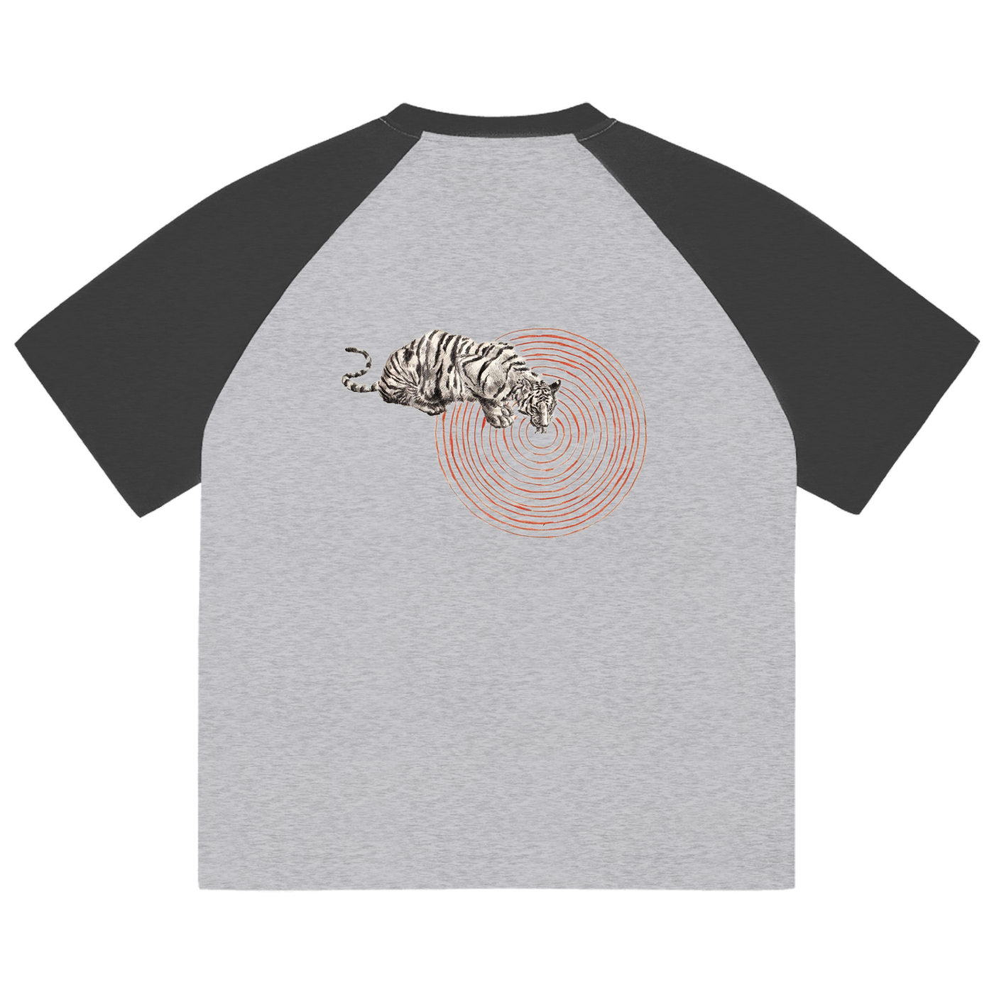 Raglan-T-Shirt mit Dunkelbraunen Ärmeln und der stilisierten Schrift "Chloe Spencer" auf der linken Brust. Ideal für einen modernen, sportlichen Look.